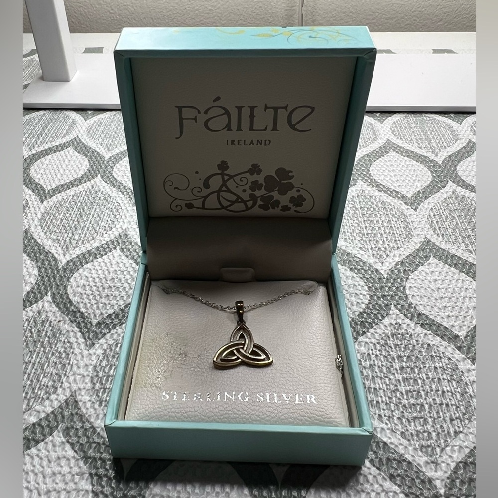 NWT Fáilte Sterling Silver Trinity Knot Necklace